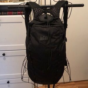 Black REI Co-op Flash 18 Pack